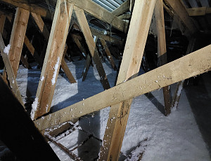 Zateplení stropu zemědělské haly pomocí foukané izolace